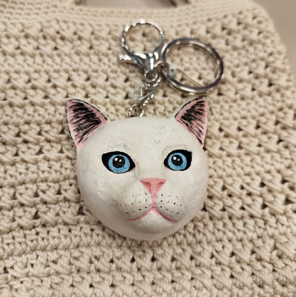 Llaveros tallados y pintados a mano