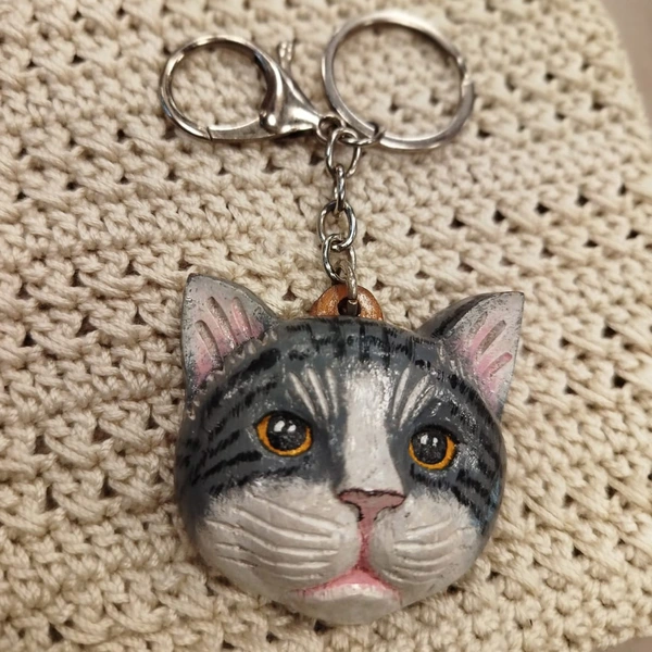 Llaveros tallados y pintados a mano