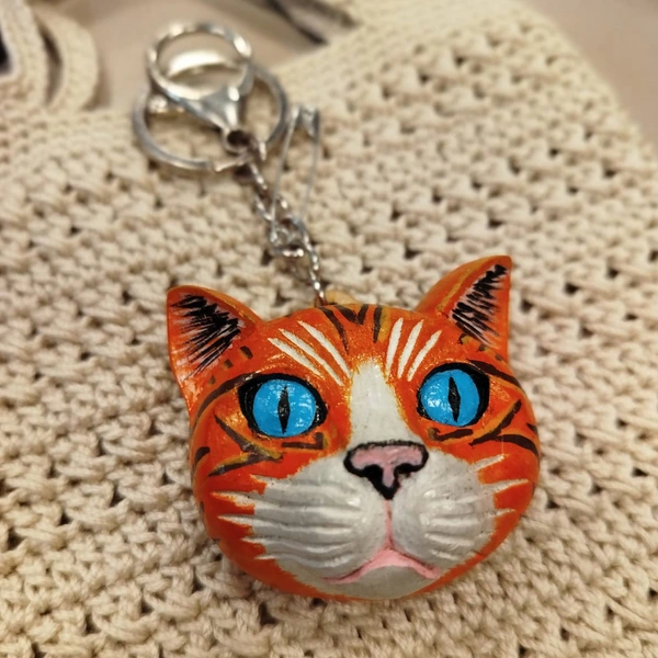 Llaveros tallados y pintados a mano