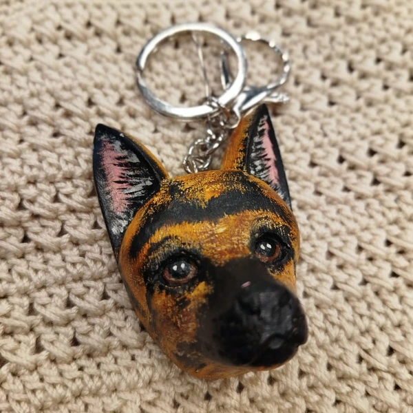 Llaveros tallados y pintados a mano