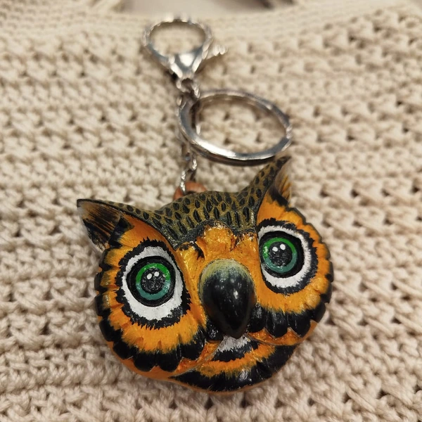 Llaveros tallados y pintados a mano